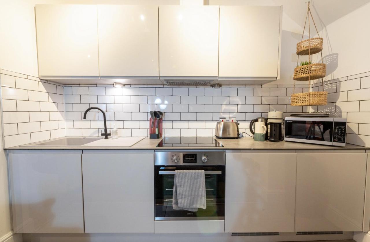 Contemporary Apartment On The Historic Rows 체스터 외부 사진