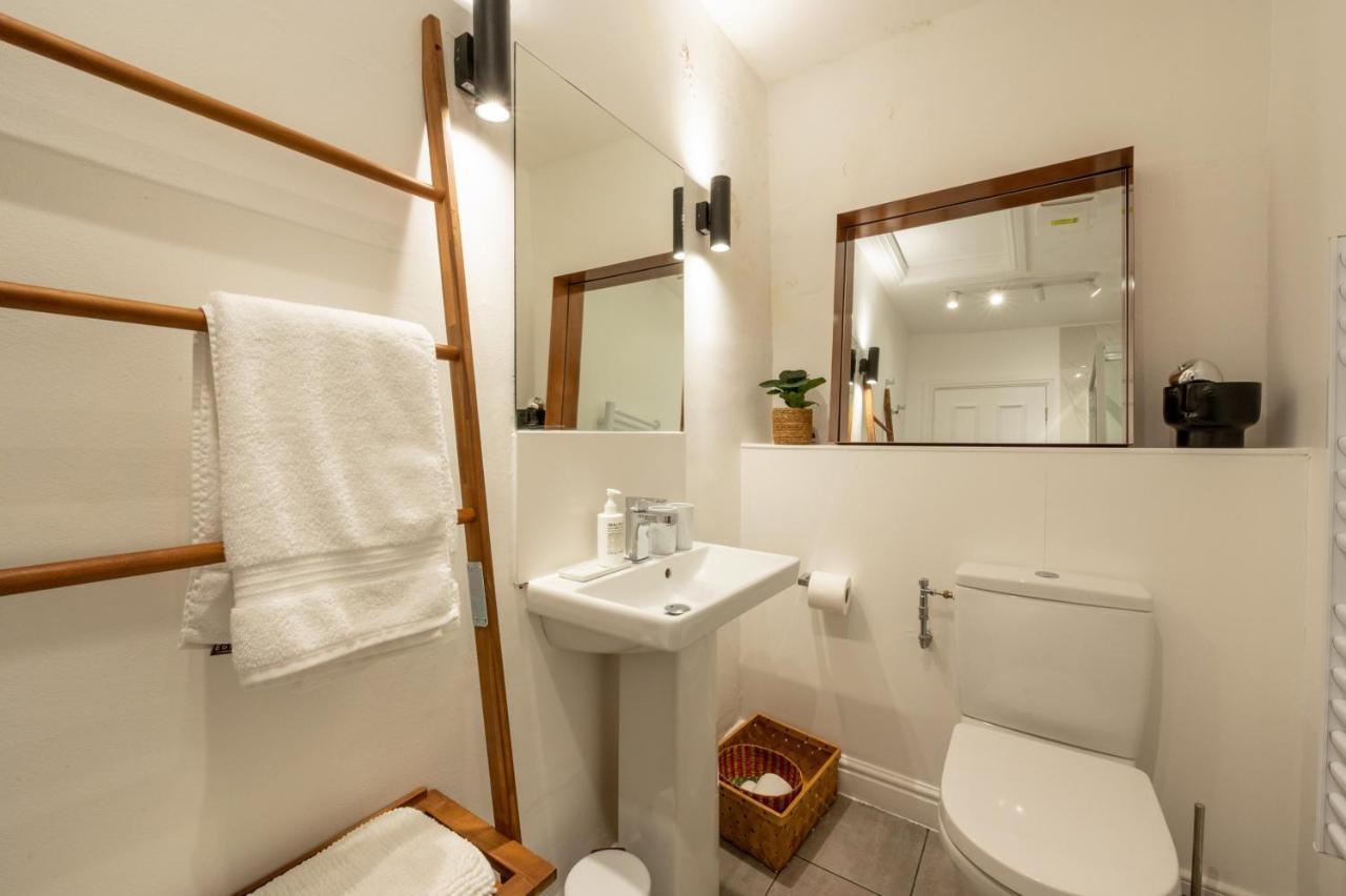 Contemporary Apartment On The Historic Rows 체스터 외부 사진