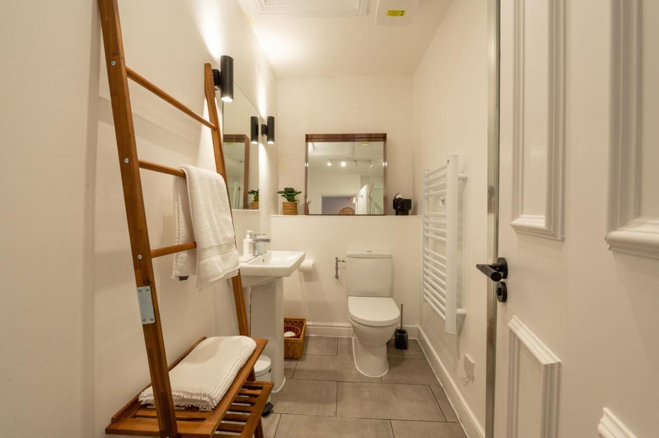 Contemporary Apartment On The Historic Rows 체스터 외부 사진