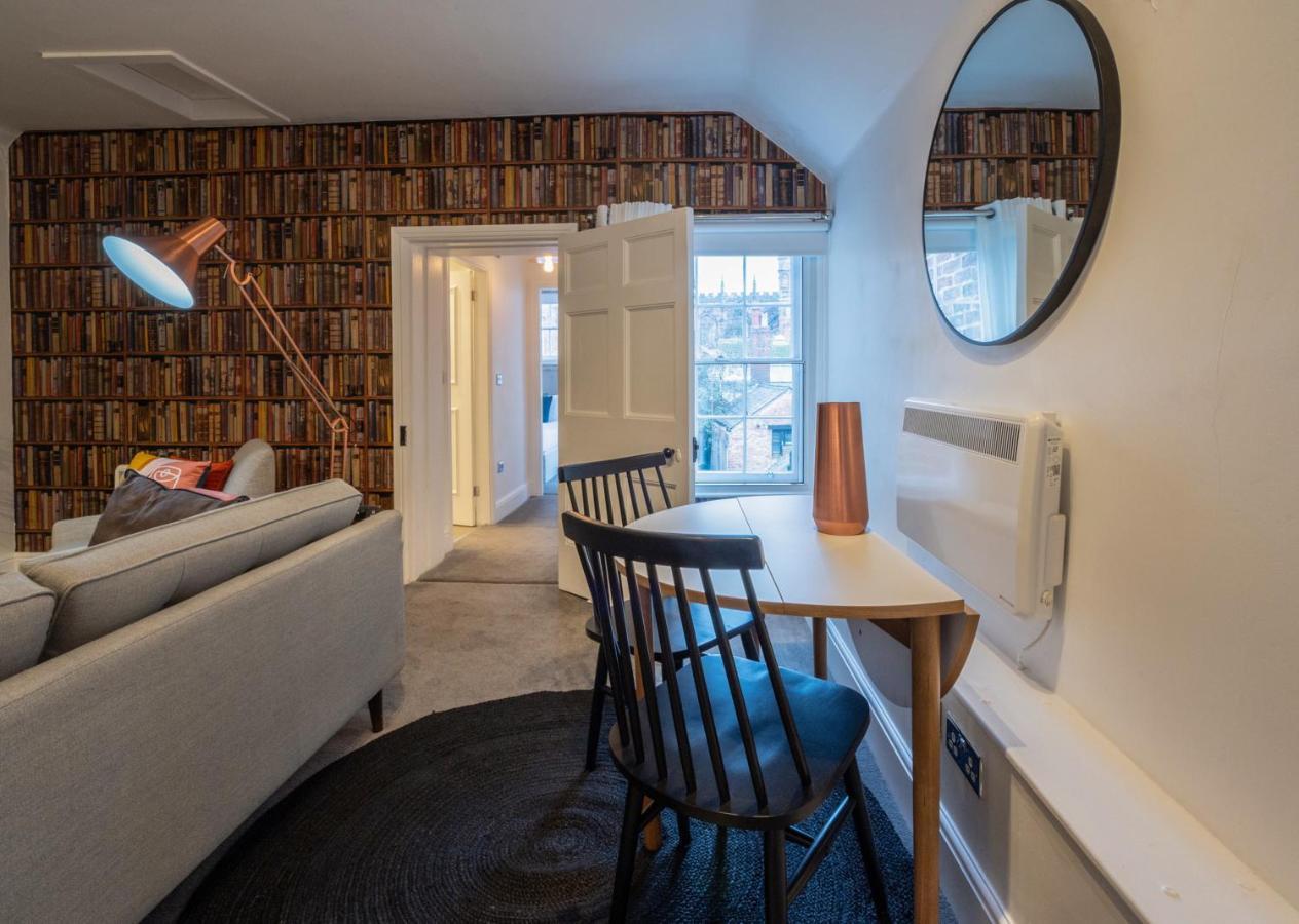 Contemporary Apartment On The Historic Rows 체스터 외부 사진